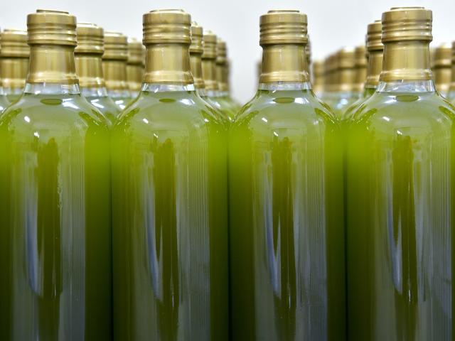 bottles of olive oil by Ulleo on Pixabay
