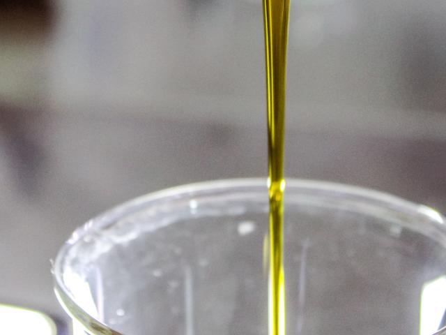 olive oil pouring image by Fulvio Ciccolo on Unsplash